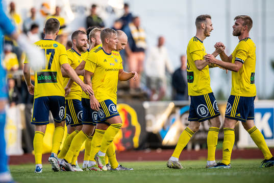 Ängelholms Emil Håkansson jublar med lagkamrater efter 1-0