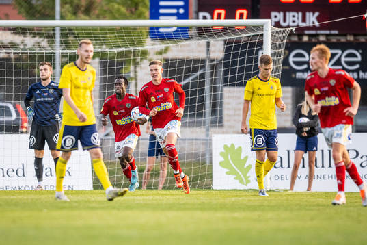 Falkenbergs spelare jublar efter att Oliver Hintsa (ej i bild) gjort 1-1