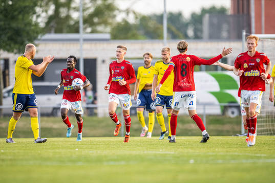 Falkenbergs spelare jublar