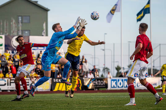 Ängelholms Johan Oremo och Falkenbergs målvakt Tim Erlandsson