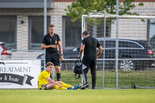 Ängelholms Anton Hallbäck har ont
