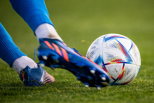 En fotbollsspelare sparkar på en boll