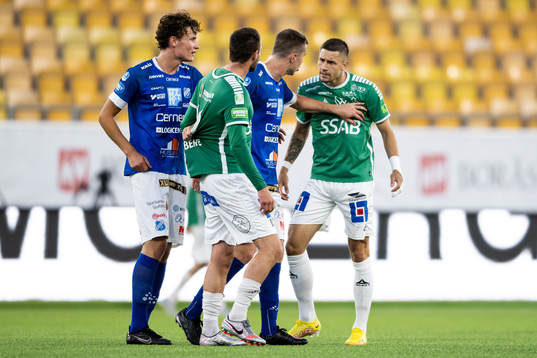 Brages André Reinholdsson och Niklas Söderberg irriterade på varandra och Norrby spelare går emellan