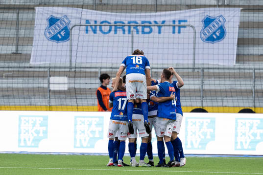 Norrbys spelare jublar