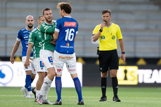 Domare Fredrik Hansson med visselpipan i munnen