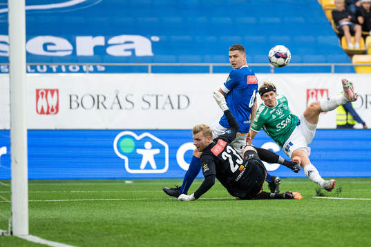 Norrbys målvakt Anton Cajtoft och Fredrik Lundgren i kamp med Brages Douglas Karlberg