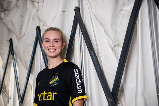 Olivia Lindstedt poserar för ett porträtt