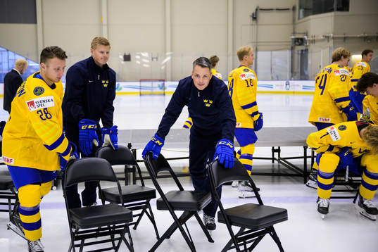 Oskar Magnusson and head coach Tomas Montén of Sweden at a