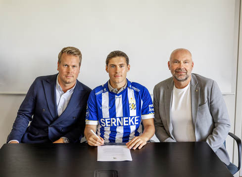 Marcus Hermansson ekonomichef, nyförvärvet Eman Markovic och Håkan Mild klubbdirektör på Kamratgården den 9 augusti 2022 i Göteborg. 