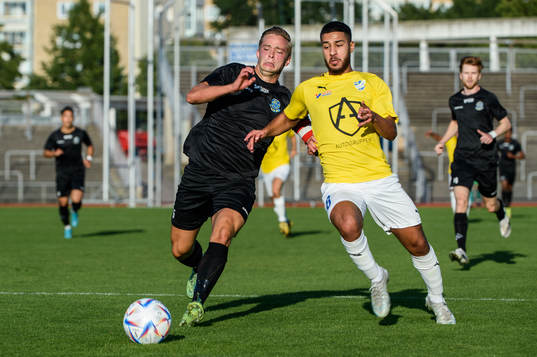s Stefan Arnshed och IFK Malmös Hamid Abdulla under fotbollsmatchen i Ettan södra mellan IFK Malmö och Lunds BK den 10 augusti 2022 i Malmö. 