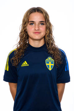 Flutra Cela poserar för ett porträtt