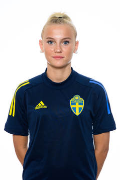 Holly Persson poserar för ett porträtt