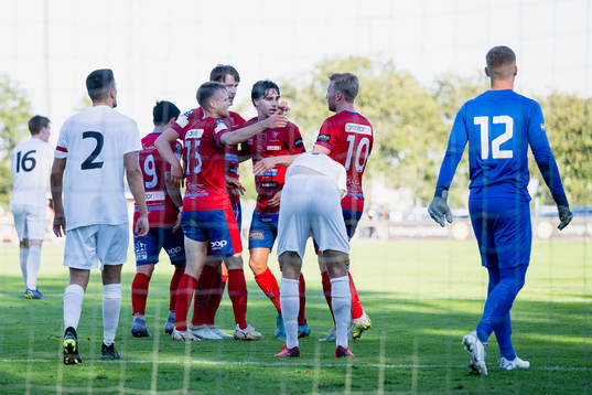 Tvååkers Hugo Svensson jublar med laget efter 1-0