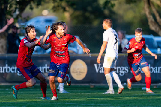Tvååkers Rasmus Andersson jublar efter 2-1