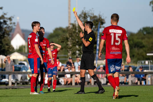 Tvååkers Hugo Svensson får gult kort