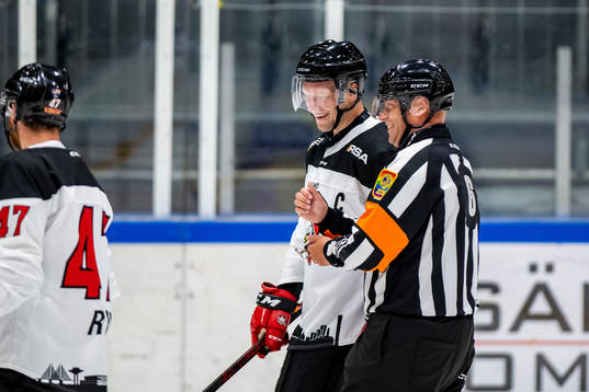 Malmö Redhawks Carl Söderberg i samspråk med Domare
