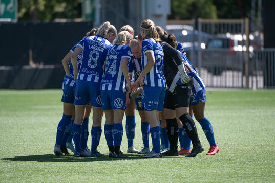 IFK Göteborgs lag innan fotbollsmatchen i damernas
