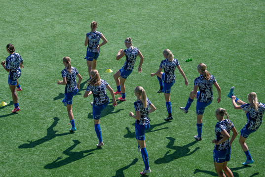 IFK Göteborgs spelare värmer upp innan fotbollsmatchen i damernas Division två Nordvästra Götaland mellan IFK Göteborg och Lerums den 13 augusti 2022 i Göteborg. 