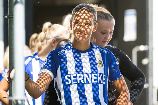 IFK Göteborgs Malva Larsson innan fotbollsmatchen i
