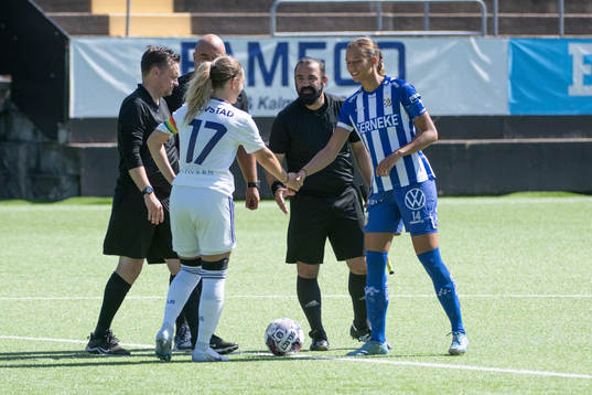Lerums lagkapten Stella Alvstad, assisterande domare Daniel Eckebrant, domare Slavko Vuksanovic (dold), assisterande domare Ehsan Eskandari och IFK Göteborgs Lagkapten Malva Larsson innan fotbollsmatchen i damernas Division två Nordvästra Götaland mellan IFK Göteborg och Lerums den 13 augusti 2022 i Göteborg. 