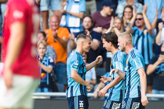 Djurgårdens Gustav Wikheim (m) gör 2-0 och jublar med Elias Andersson (v) och Kalle Holmberg (h)