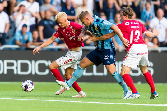 Djurgårdens Victor Edvardsen i kamp om bollen med Kalmars Axel Lindahl och Johan Karlsson
