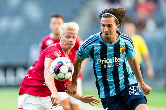 Kalmars Axel Lindahl i kamp om bollen med Djurgårdens Gustav Wikheim