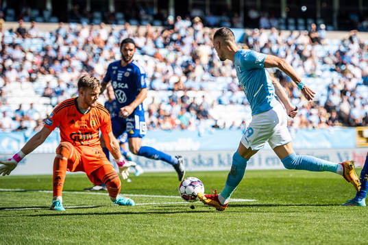 Sundsvalls målvakt Oscar Jonsson och Malmö FFs Veljko Birmancevic