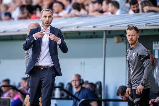 Malmö FFs tränare Andreas Georgson signalerar för byte