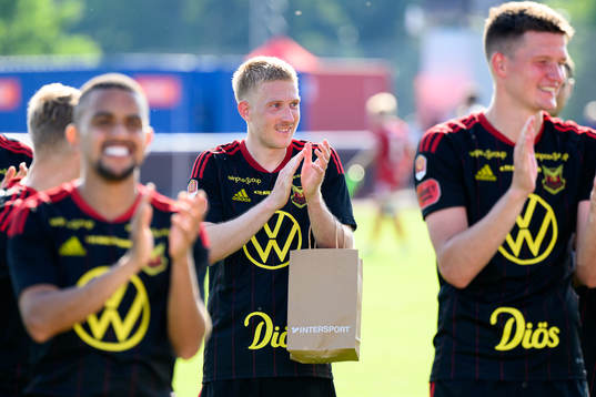 Östersunds Simon Kroon jublar