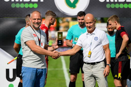 Skövde AIKs sportchef Per Åstemo tar emot priset för