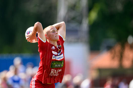 Skövde AIKs Gustav Friberg kastar ett inkast