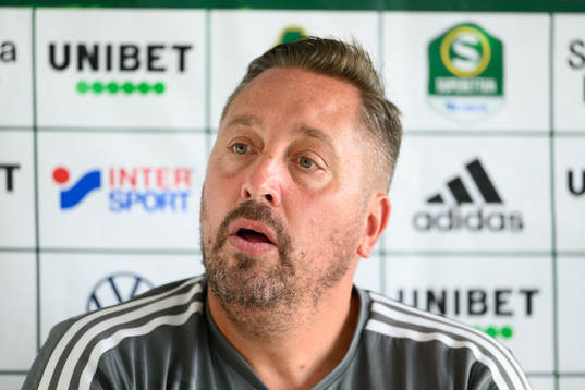Östersunds tränare Magnus Powell på en presskonferens