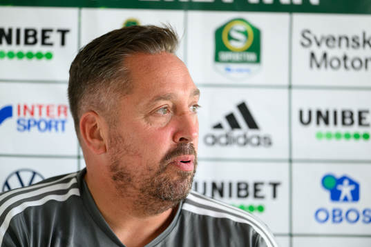Östersunds tränare Magnus Powell på en presskonferens