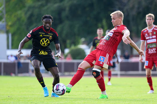 Östersunds Mansour Sinyan och Skövde AIKs Oscar Lennerskog