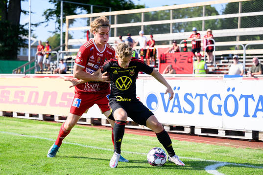 Skövde AIKs Linus Mattsson och Östersunds Henrik Bellman
