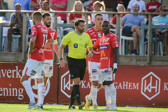 domare Joakim Östling i samtal med Degerfors spelare