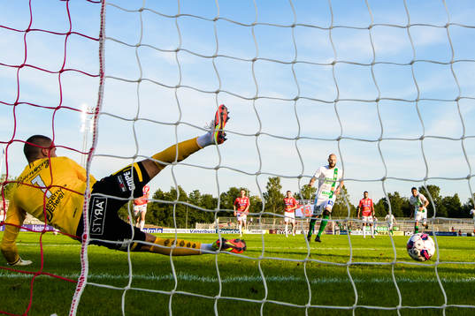 Varbergs Robin Simovic skjuter 0-1 bakom Degerfors målvakt Alfie Malik Whiteman på straff