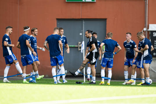 IFK Norrköpings spelare kommer in till uppvärmningen