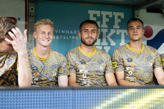 Elfsborgs Oscar Aga, Jack Cooper Love och Leo Väisänen på bänken