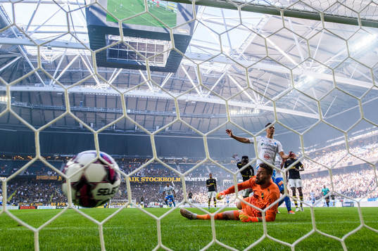 Värnamos Marcus Antonsson gör 0-1 på AIKs målvakt