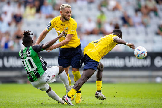 GAIS Michael Kargbo och Ljungskiles Argjend Malaj och Uba Charles Nwokoma