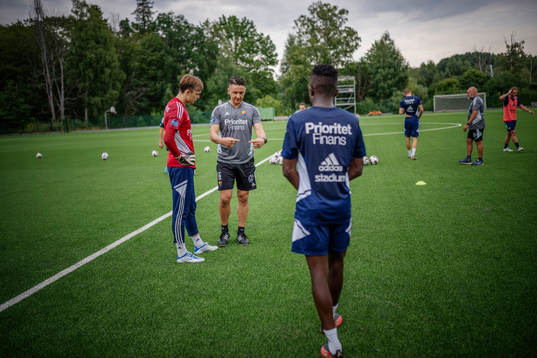 Djurgårdens målvakt André Picornell och målvaktstränaren Nikos Gkoulios