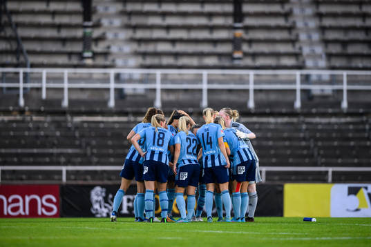Djurgårdens spelare samlas i en ring inför andra halvlek