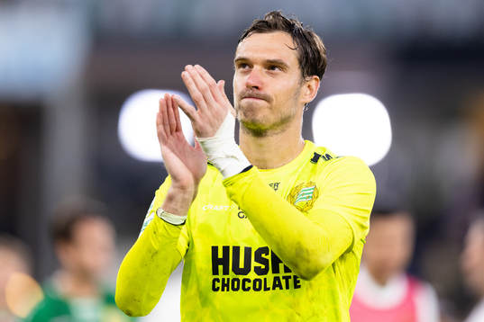 Hammarbys målvakt Davor Blazevic jublar och tackar publiken