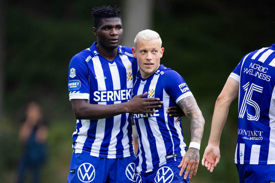 IFK Göteborgs Erik Sorga jublar med Saidu Salisu