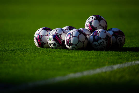 Fotbollar på planen före fotbollsmatchen i Superettan mellan Öster och Örebro den 16 augusti 2022 i Växjö. 