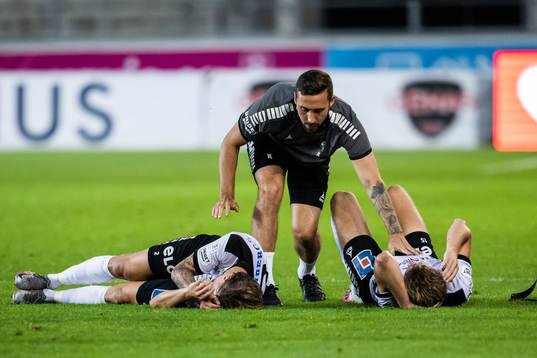 Örebros Daniel Björnquist och Niclas Bergmark har ont efter en kollision
