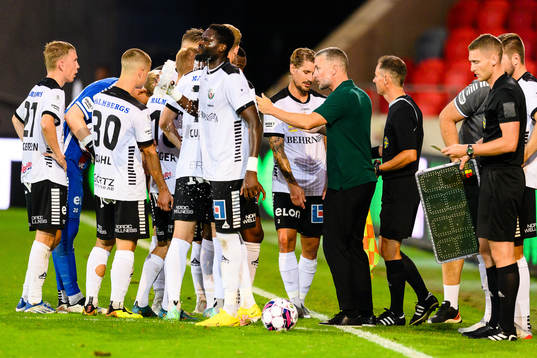 Örebros tränare Axel Kjäll pratar med spelarna