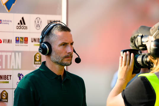 Örebros tränare Axel Kjäll blir intervjuad före